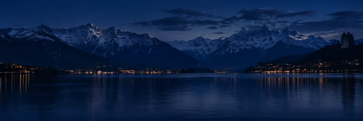 Panorama d’un lac alpin à la tombée du jour